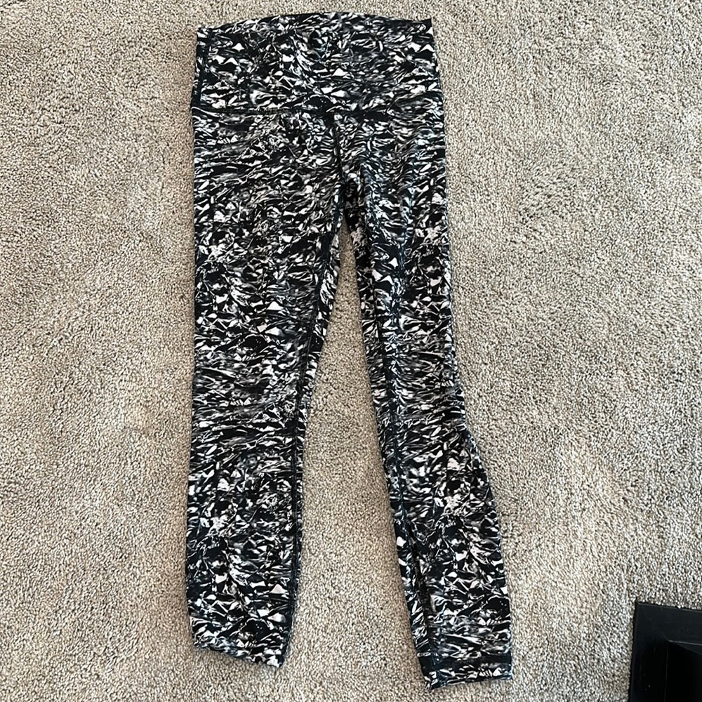 Lululemon Cropped Leggings Black and white Print size 6
